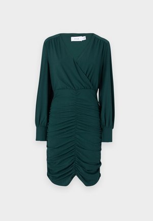 Vestido verde oscuro, de manga larga, con escote en V, detalles fruncidos a lo largo del cuerpo, silueta ajustada, tejido suave, diseño minimalista, etiqueta en el cuello.