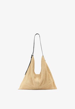 Bolsa de tela beige con textura suave, forma triangular y una correa de cuero negro en contraste. Presenta un diseño único con caída drapeada.