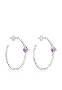 Pendientes de aro de plata con un diseño suave y curvado, con acentos de piedras preciosas moradas en el cierre. Estilo elegante y minimalista.
