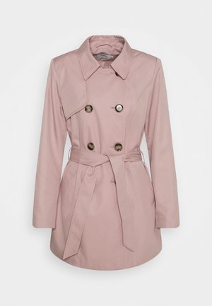 Hellrosa Trenchcoat mit doppelt geknöpftem Design, ausgestattet mit zwei runden Knöpfen, einem Gürtel in der Taille und einem Reverskragen. Glatte Stoffstruktur.