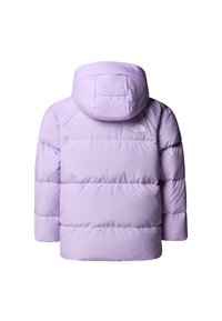 Pulverilä violetinlaventelinvärinen takki, joka on valmistettu synteettisestä materiaalista. Siinä on huppu ja tikattu muotoilu, ja yläselässä logo.