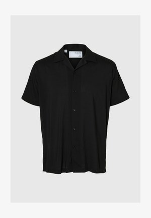 Krátký rukáv černé košile na knoflíky s límcem. Vyrobena z hladké tkaniny, nabízí uvolněný střih a jemnou vertikální texturu.