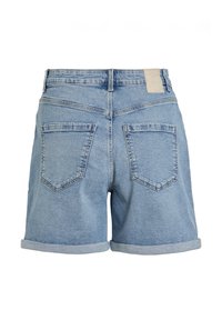 Calções de ganga azul claro com a bainha dobrada, apresentando dois bolsos traseiros e um rótulo bege na cintura. Design clássico de cinco bolsos.