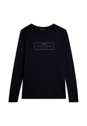Camicia nera in cotone a maniche lunghe con un'etichetta rettangolare testurizzata sul davanti che mostra la scritta "Freddy" e ulteriori dettagli stampati.