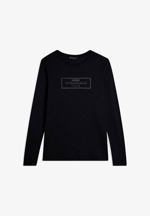 Camicia nera in cotone a maniche lunghe con un'etichetta rettangolare testurizzata sul davanti che mostra la scritta "Freddy" e ulteriori dettagli stampati.