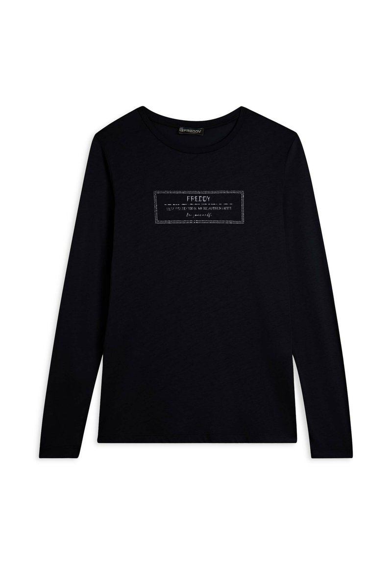 Camicia nera in cotone a maniche lunghe con un'etichetta rettangolare testurizzata sul davanti che mostra la scritta "Freddy" e ulteriori dettagli stampati.