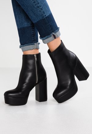 Monki, Højhælede støvletter - black