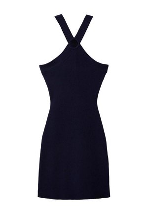 Vestido negro sin mangas de punto acanalado con tirantes halter que se cruzan en un anillo circular, silueta ajustada, hasta la rodilla.