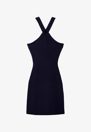 Vestido negro sin mangas de punto acanalado con tirantes halter que se cruzan en un anillo circular, silueta ajustada, hasta la rodilla.