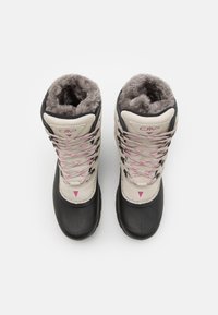 Bottes d'hiver beiges et noires avec doublure en fausse fourrure, lacets roses et semelle en caoutchouc. Présentent un col rembourré et des accents triangulaires.