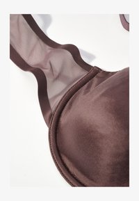 Non sélectionné, marron