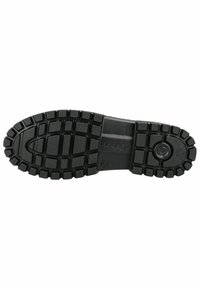 Semelle de chaussure en caoutchouc noir avec un motif texturé comprenant des rainures profondes et une empreinte de logo circulaire près du talon. Conception durable et axée sur la traction.