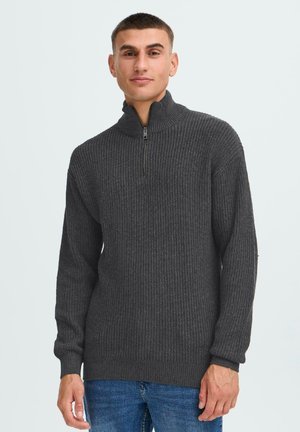 Maglione a coste grigio scuro con colletto alto e zip a un quarto. Adatto per un look casual, presenta maniche lunghe e una vestibilità comoda.