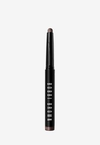 Bobbi Brown Lidschattenstift in einem schwarzen Gehäuse mit weißem Text. Die abgerundete Spitze hat einen dunkelbraunen Farbton, eine glatte Textur und eine zylindrische Form.
