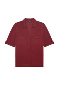 Camisa de manga corta con cuello en tejido texturizado de color rojo oscuro, que cuenta con dos bolsillos en el pecho y una tapeta de botones, con detalle de las mangas enrolladas.