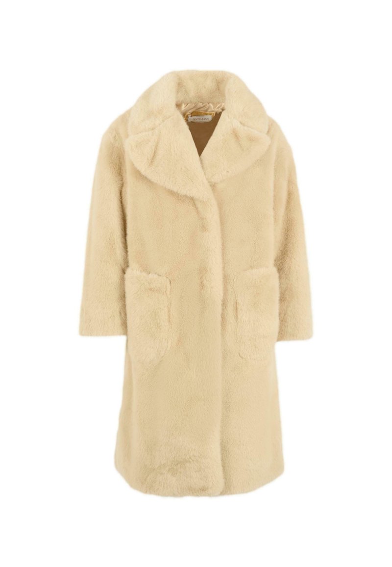 Cappotto in finta pelliccia color crema con ampio colletto, maniche a tre quarti e due tasche frontali. Tessuto morbido e design al ginocchio.