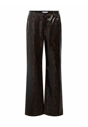 Bruine slangenprint wijde broek gemaakt van glanzend materiaal, met een hoge taille, zijzakken en een gladde textuur.