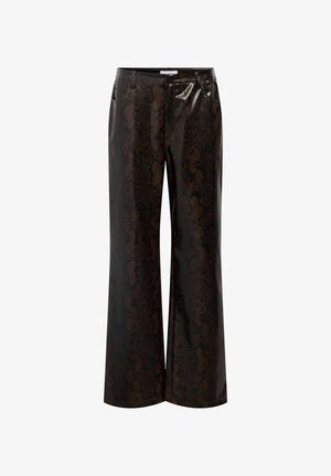 Brahvas ar čūsku rakstu, platām kājām, izgatavoti no glancēta materiāla, ar augstu vidukli, sānu kabatām un gludu tekstūru.