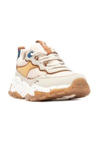 Zapatillas con una combinación de colores beige y marrón, que presentan una parte superior texturizada, suela blanca moteada y acentos azules en contraste.