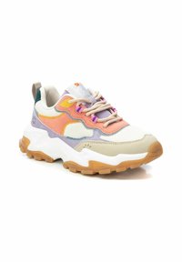 Zapatilla multicolor fabricada con materiales de malla y sintéticos, con una suela gruesa blanca y acentos en naranja, púrpura y verde. Presenta detalles texturizados.