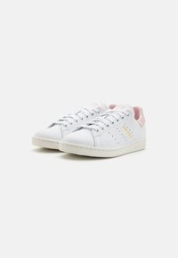 adidas Originals STAN SMITH - Sneakers basse - footwear white/gold metallic/sandy pink