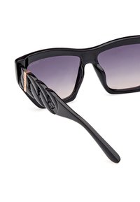 Occhiali da sole neri con lenti viola sfumate, design della montatura geometrico, dettagli testurizzati sulle tempie e aste eleganti.
