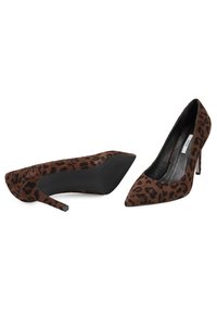Escarpins en daim à imprimé léopard avec un bout pointu et un talon aiguille noir élancé. L'intérieur est doté d'une doublure noire lisse.