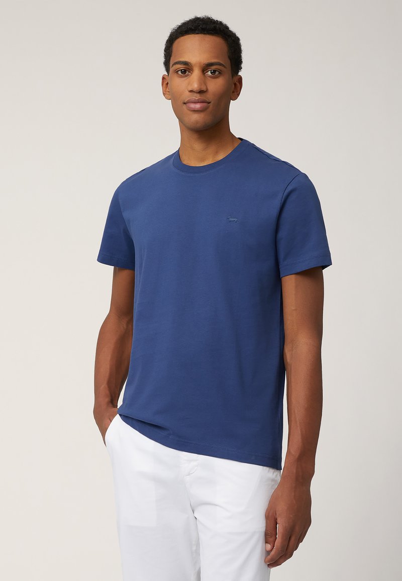 T-shirt in cotone blu con collo a giro e maniche corte, caratterizzato da un piccolo logo ricamato sul petto e una vestibilità rilassata.