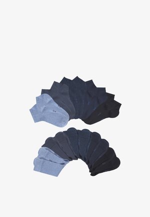 Sammlung von Socken in verschiedenen Blautönen und Schwarz. Mit gerippten Bündchen und glatter Textur. In einem Farbverlauf angeordnet.