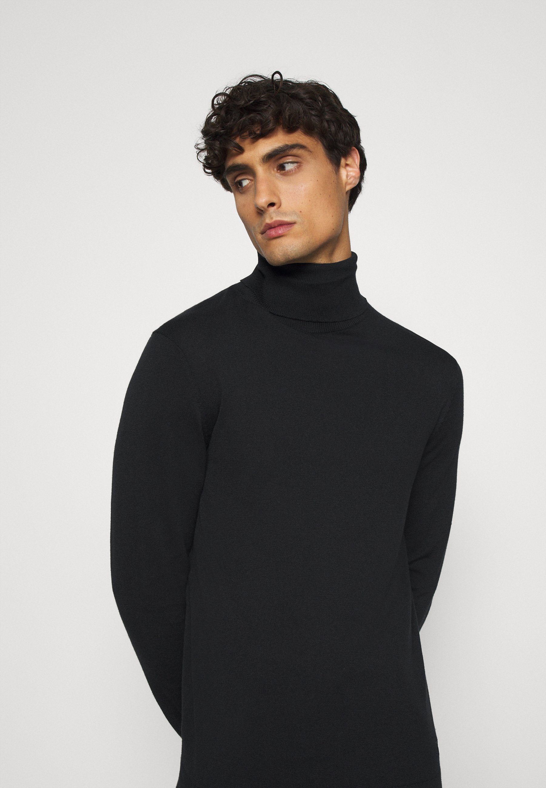 roll neck uniqlo