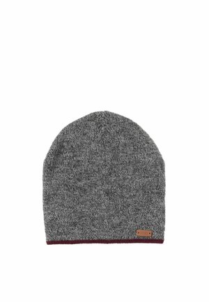 Gorro de punto gris con una pequeña etiqueta marrón y ribete oscuro rojo a lo largo del borde inferior.