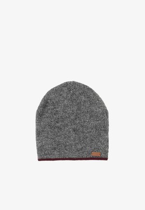 Gorro de punto gris con una pequeña etiqueta marrón y ribete oscuro rojo a lo largo del borde inferior.
