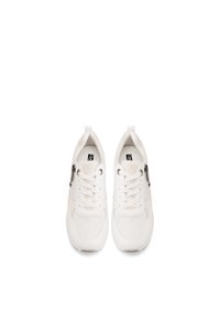 Sneakers bianchi con una tomaia texturizzata, chiusura con lacci, dettagli in metallo argentato e un motivo logo sottile sui lati. Design con punta arrotondata.