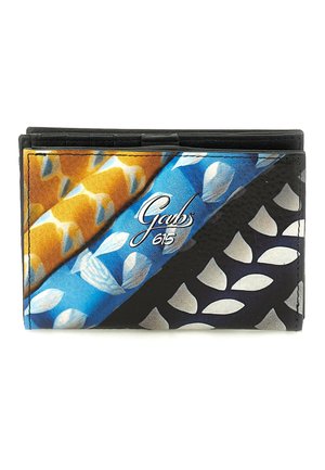 Portafoglio in pelle pieghevole con motivi astratti gialli, blu e neri, impreziosito da forme di foglie bianche e la scritta "Gabs 615" sulla parte anteriore.