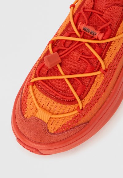 Κόκκινο και πορτοκαλί αθλητικό παπούτσι με λεπτομέρειες από δίχτυ και σουέντ, με ελαστικά πορτοκαλί κορδόνια και σταμπωτή σταθεροποιητή κορδονιών με την επωνυμία "MOON BOOT".