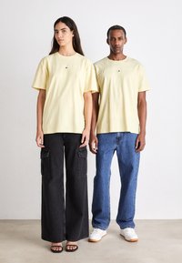 Tommy Jeans LINEAR LOGO TEE  - Printtipaita - lemon zest