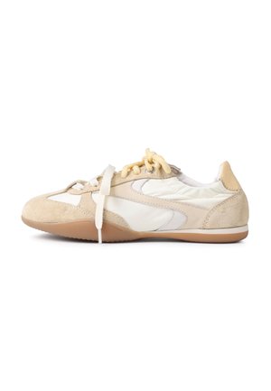 Scarpa sportiva beige con tomaia in suede e sintetico, caratterizzata da un design con pannelli bianchi, lacci testurizzati e suola in gomma.