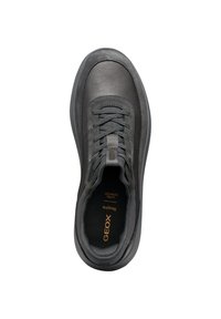 Sneaker grigio scuro con lacci nella parte anteriore, collo imbottito e "GEOX Respira Ultra Comfort" visibile all'interno della scarpa.