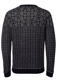 Pull en maille bleu marine avec un motif géométrique blanc, encolure ronde, manches longues et poignets et ourlet côtelés. Finition texturée sur l'ensemble.