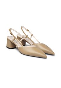 Scarpe slingback in pelle beige con punta affusolata, tacco a blocco e sottili cinturini alla caviglia con una fibbia dorata. Texture liscia e design minimal.