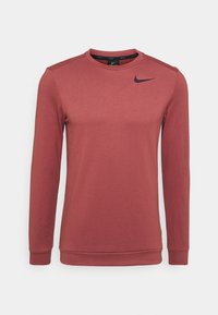Sweat-shirt rouge à manches longues en tissu doux et texturé, avec un col rond et un petit logo Nike noir sur la poitrine.