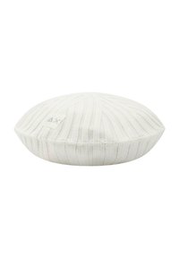 Berretto bianco a forma di basco lavorato a maglia con motivo testurizzato a righe verticali e una piccola etichetta con il marchio sul lato.