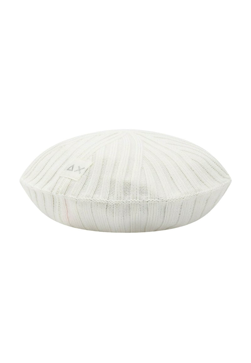 Berretto bianco a forma di basco lavorato a maglia con motivo testurizzato a righe verticali e una piccola etichetta con il marchio sul lato.