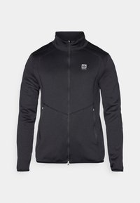 Zwarte softshell jack met hoge kraag, ritssluiting aan de voorkant, zijzakken en logo-detail op de linker borst. Ontwerp met rekbare stof.