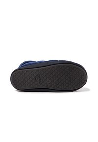 Zapatilla azul marino con superficie texturizada, suela de goma con un agarre de patrón de corazones y suela exterior negra contrastante.