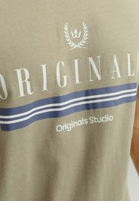 Jack & Jones RUNDHALS - T-shirts print - silver sage