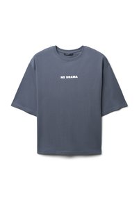T-shirt in cotone grigio con un fit rilassato, collo rotondo e maniche corte. Presenta un audace testo bianco "NO DRAMA" sulla parte anteriore.