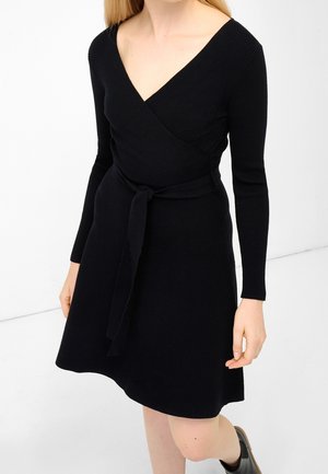 Schwarzes gestricktes Wickelkleid mit langen Ärmeln, V-Ausschnitt, tailliertem Akzent und A-Linien-Rock. Glatte Textur, schlichtes Design und minimalistischer Stil.