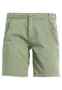 Short vert avec fermeture par bouton et clous décoratifs le long des poches avant, en tissu doux.