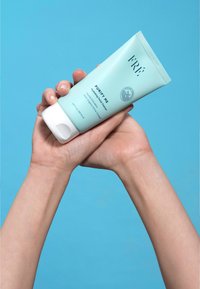 Jasnoniebieska tubka żelu do mycia twarzy "PURIFY ME" nawilżającego, z białą zakrętką. Napis w ciemnoniebieskim kolorze, zawierający logo oraz szczegóły składników.